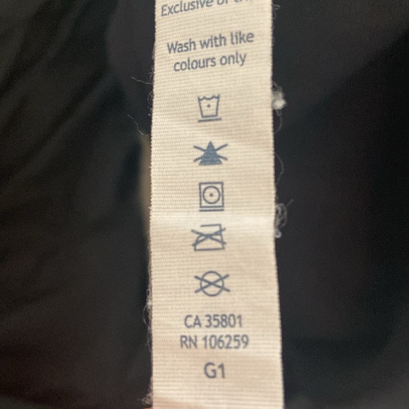 Black Lululemon capri - Picture 5 of 5